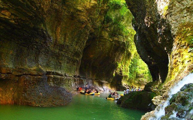 Tour in cave of Promete