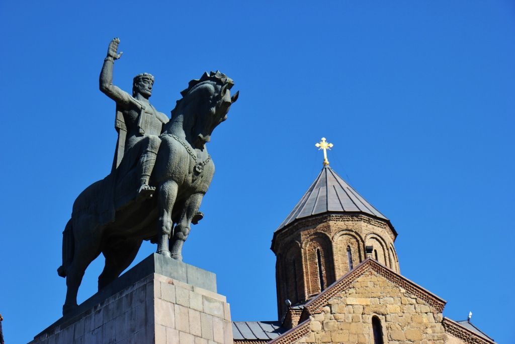 Тбилиси предложение. Храм Горгасали Тбилиси. Памятник Вахтангу Горгасали. Тбилиси памятник Давиду Горгасали. Площадь Горгасали в Тбилиси.