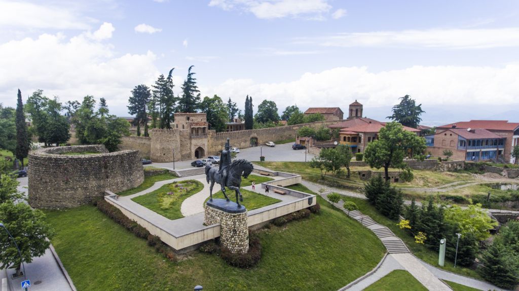 ღვინის  ტური  კახეთში  :  თელავი - წინანდელი - ახმეტა - ყვარელი  :   " მეღვინეობა  ხარება " - კავკასიონის კლდეში ნაკვეთი ღვინის საცავი ...